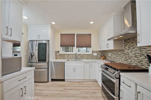 19541 Victory Boulevard, Reseda, CA 91335