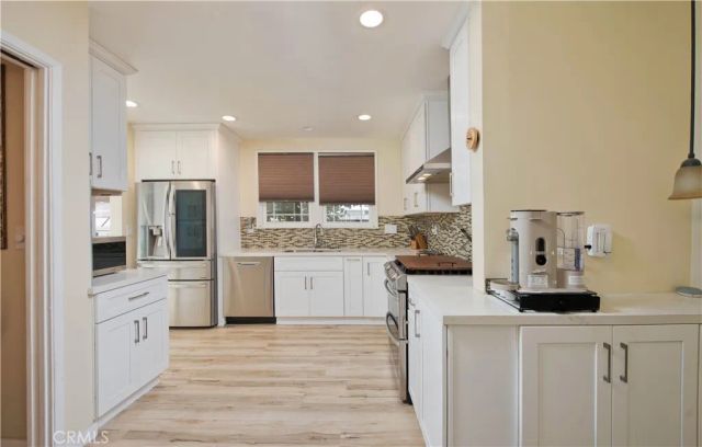 19541 Victory Boulevard, Reseda, CA 91335