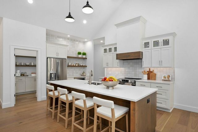 1676 E Cobblestone Drive, Ozark, MO 65721