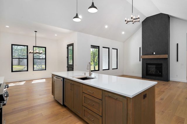 1676 E Cobblestone Drive, Ozark, MO 65721