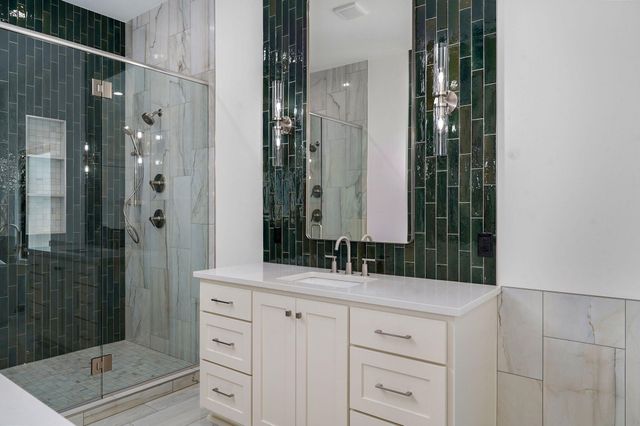 1676 E Cobblestone Drive, Ozark, MO 65721