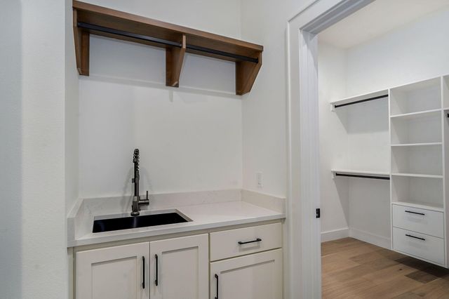 1676 E Cobblestone Drive, Ozark, MO 65721