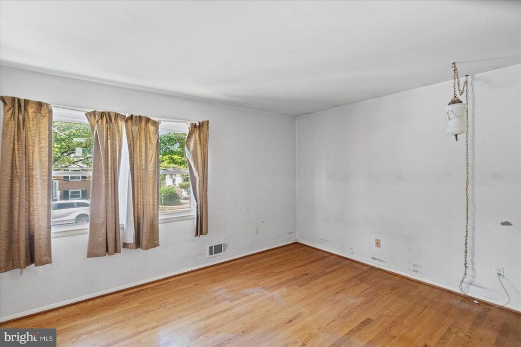 Image 12 of property listing at 8407 MAYMEADOW CT, Baltimore, MD 21244