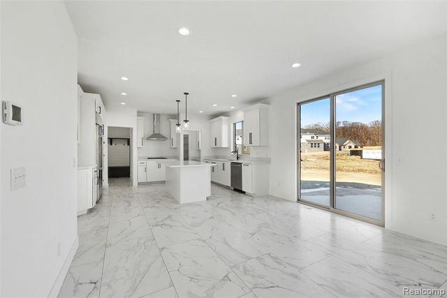 56270 Stone Falcon, Shelby Twp, MI 48316