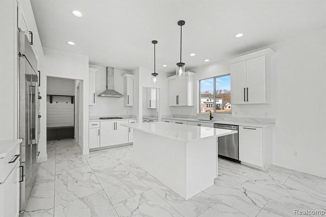 56270 Stone Falcon, Shelby Twp, MI 48316