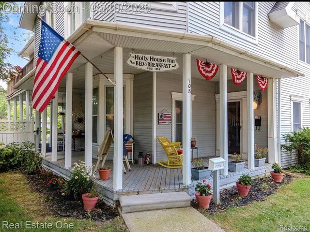 108 College Street, Holly Township, MI 48442