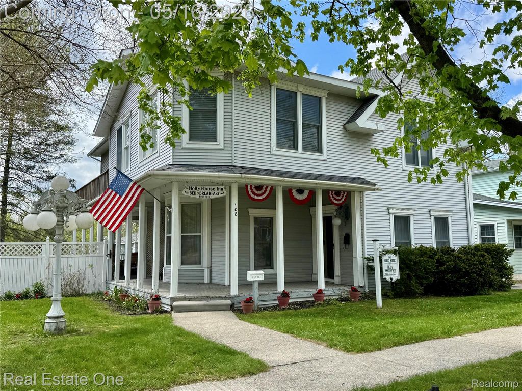 108 College Street, Holly Township, MI 48442