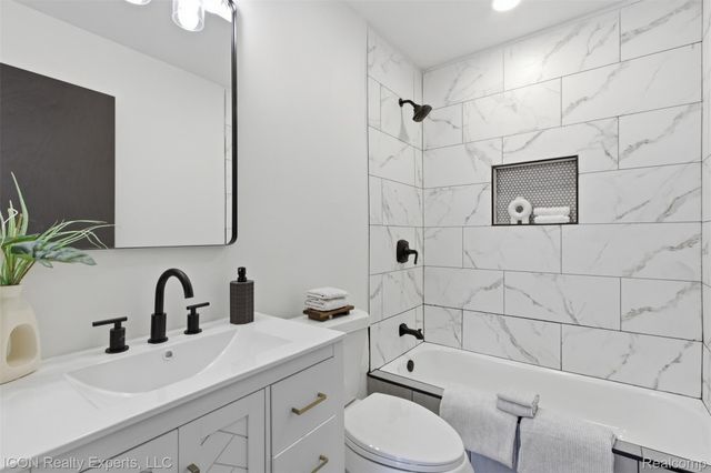 26066 Barrington Street, Madison Heights, MI 48071