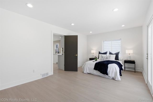 26066 Barrington Street, Madison Heights, MI 48071