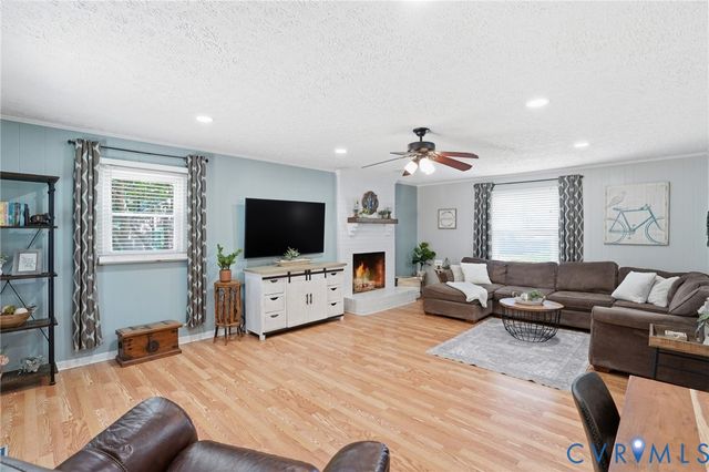 5406 Huntingcreek Dr, Chesterfield, VA 23237