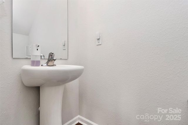 5209 Wolfridge Avenue, Charlotte, NC 28214