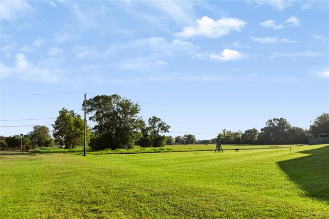 000 Penny Ln, Santa Fe, TX 77510