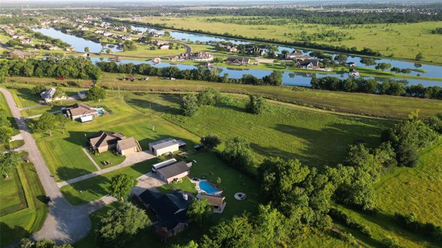 000 Penny Ln, Santa Fe, TX 77510