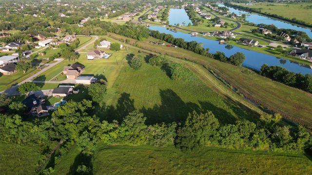 000 Penny Ln, Santa Fe, TX 77510