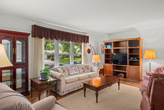 856 E Sayles Drive, Palatine, IL 60074