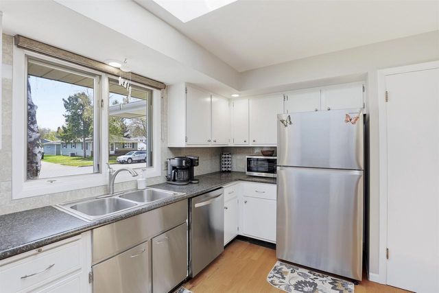 1024 W ROBERTS AVENUE, Appleton, WI 54914