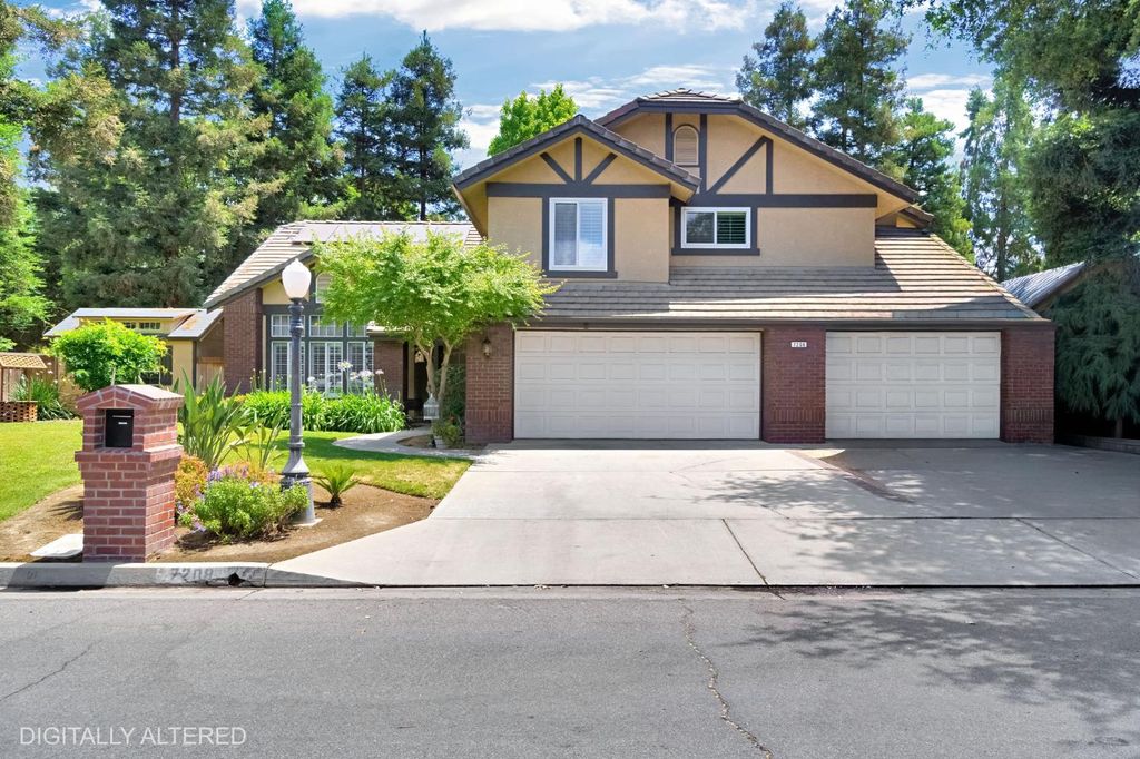 Image 1 of property listing at 7208 N Antioch Avenue, Fresno, CA 93722