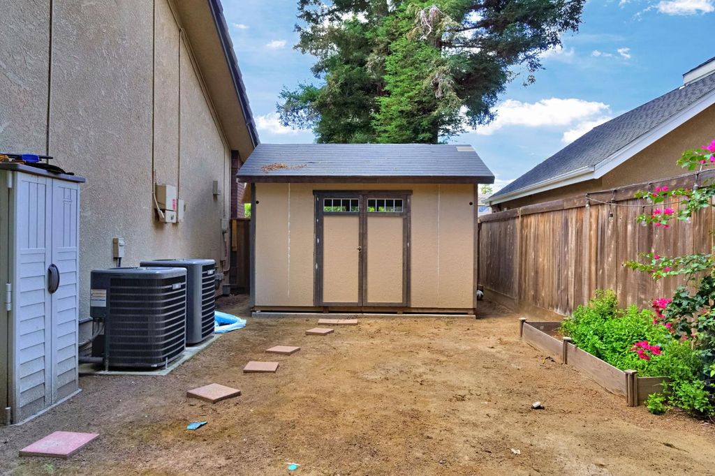 Image 43 of property listing at 7208 N Antioch Avenue, Fresno, CA 93722