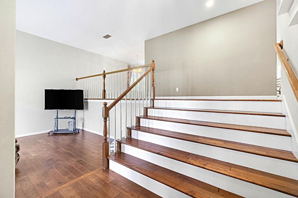 Image 5 of property listing at 7208 N Antioch Avenue, Fresno, CA 93722