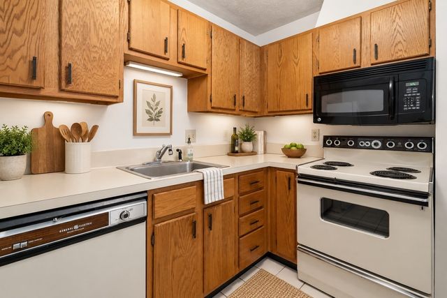 666 Main St 208, Winchester, MA 01890