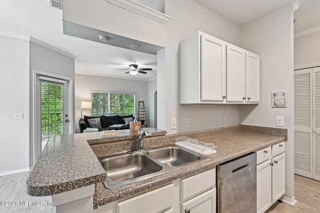 7800 POINT MEADOWS Drive 322, Jacksonville, FL 32256