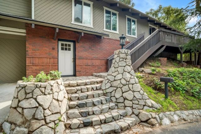 850 Country Club Drive, Burbank, CA 91501