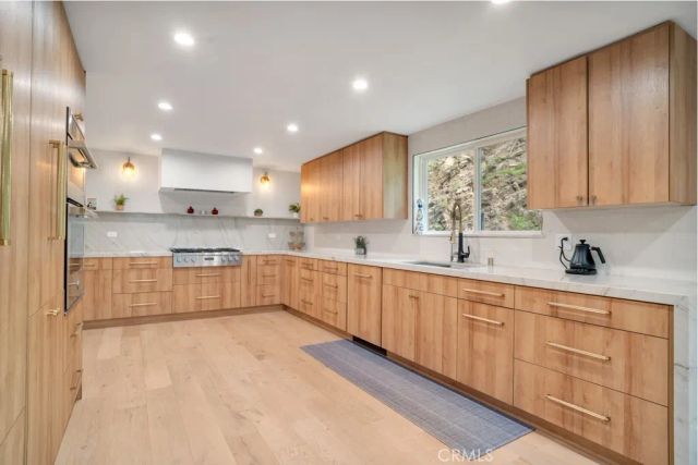 850 Country Club Drive, Burbank, CA 91501