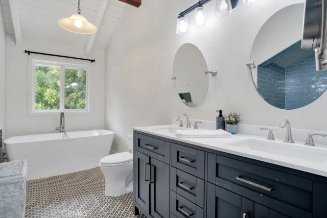 850 Country Club Drive, Burbank, CA 91501