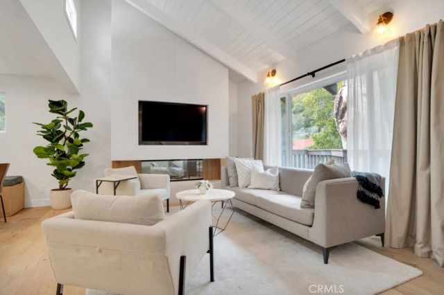 850 Country Club Drive, Burbank, CA 91501