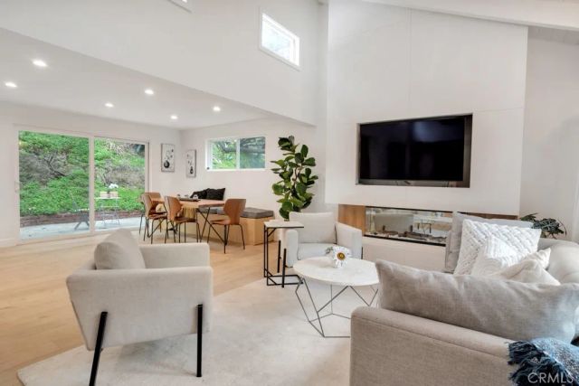 850 Country Club Drive, Burbank, CA 91501