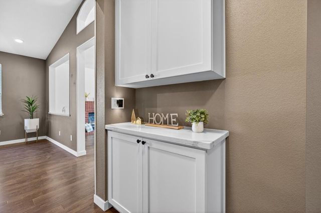 853 Rathbone Cir, Folsom, CA 95630