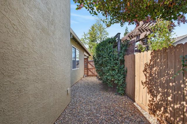 853 Rathbone Cir, Folsom, CA 95630