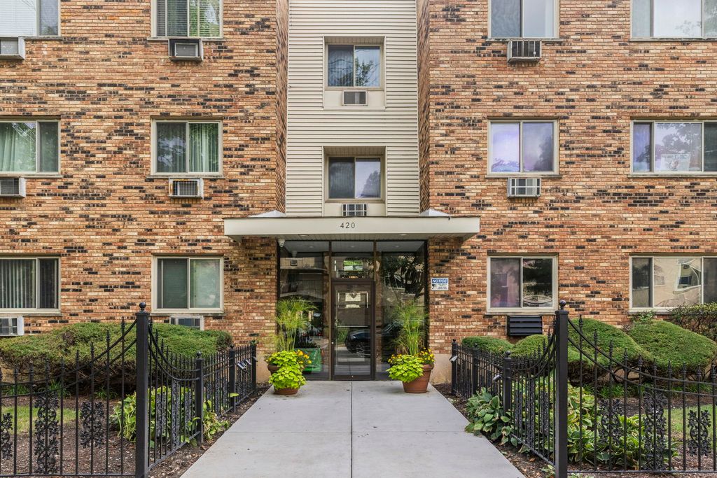 420 S HOME Avenue 109N, Oak Park, IL 60302
