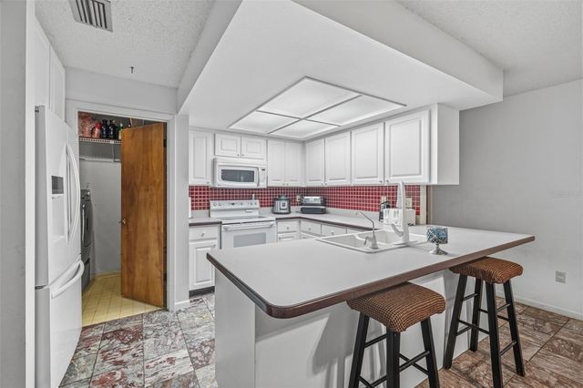 3330 FOXRIDGE CIRCLE, Tampa, FL 33618