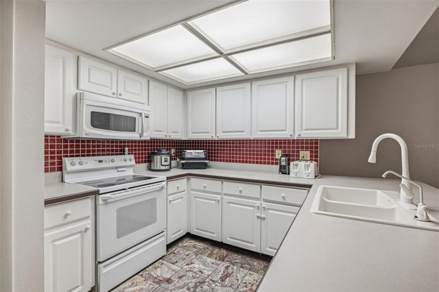 3330 FOXRIDGE CIRCLE, Tampa, FL 33618