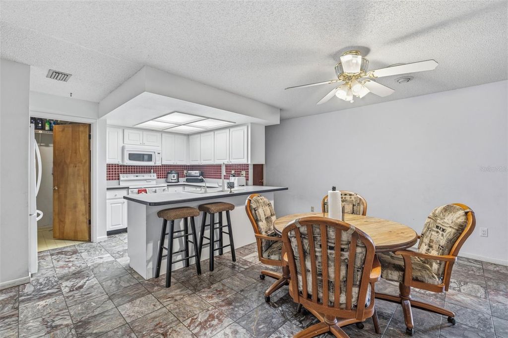 Image 11 of property listing at 3330 FOXRIDGE CIRCLE, Tampa, FL 33618