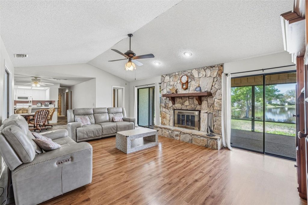 Image 17 of property listing at 3330 FOXRIDGE CIRCLE, Tampa, FL 33618