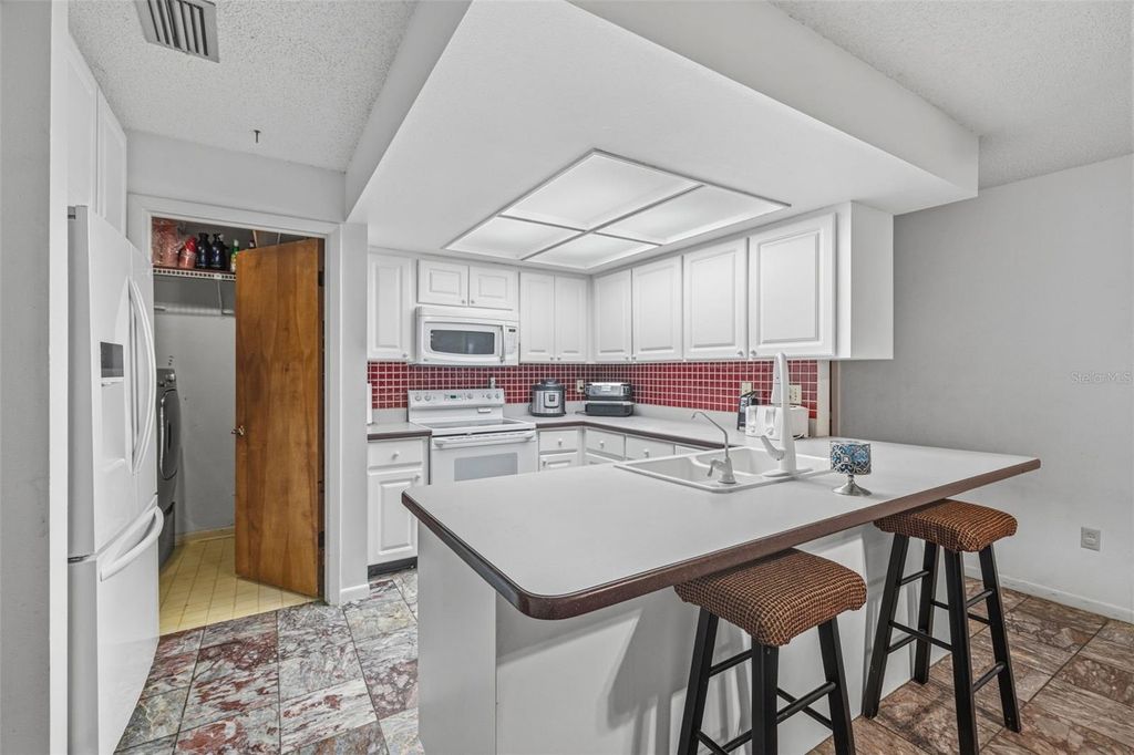 Image 8 of property listing at 3330 FOXRIDGE CIRCLE, Tampa, FL 33618