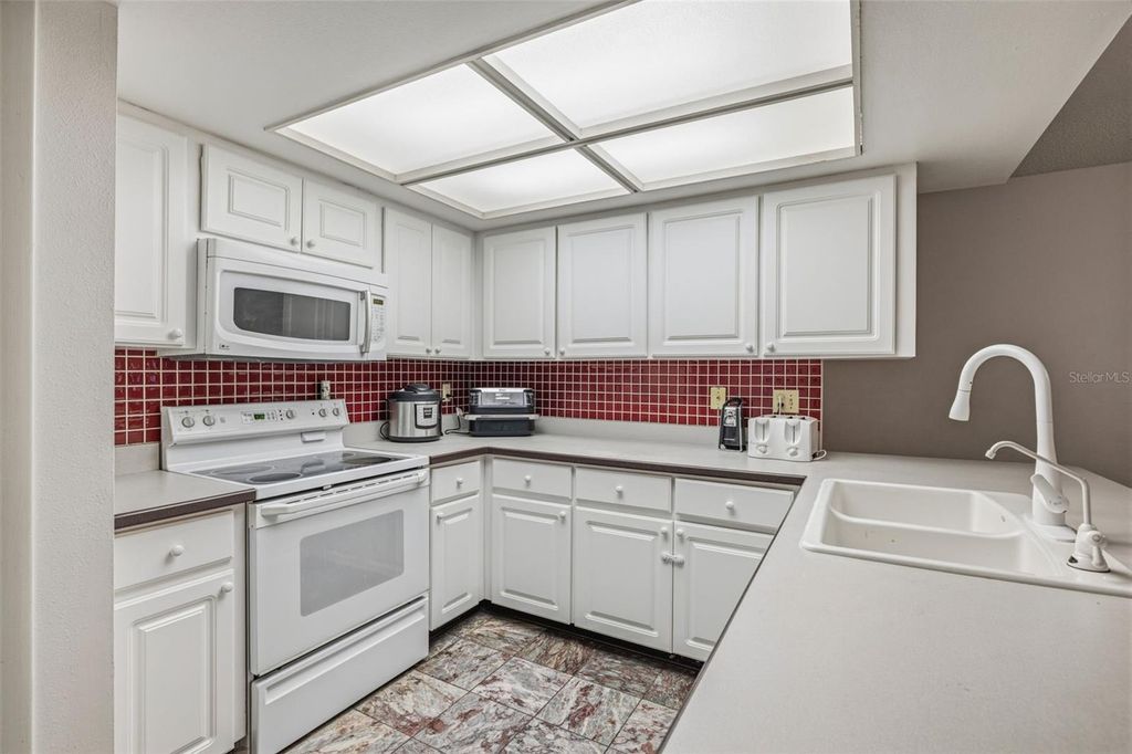 Image 9 of property listing at 3330 FOXRIDGE CIRCLE, Tampa, FL 33618