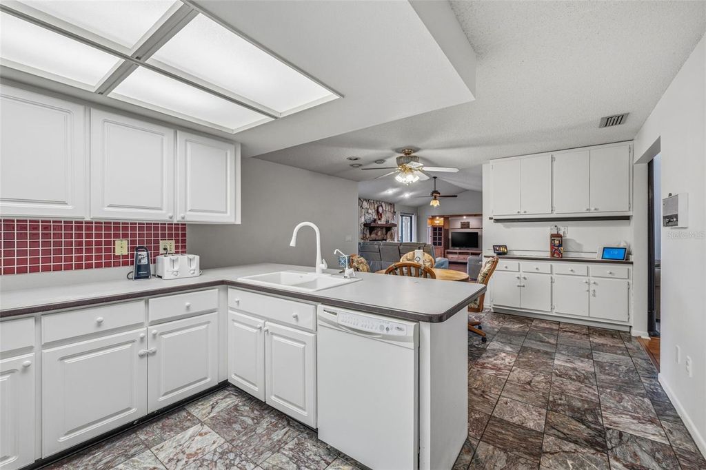 Image 10 of property listing at 3330 FOXRIDGE CIRCLE, Tampa, FL 33618