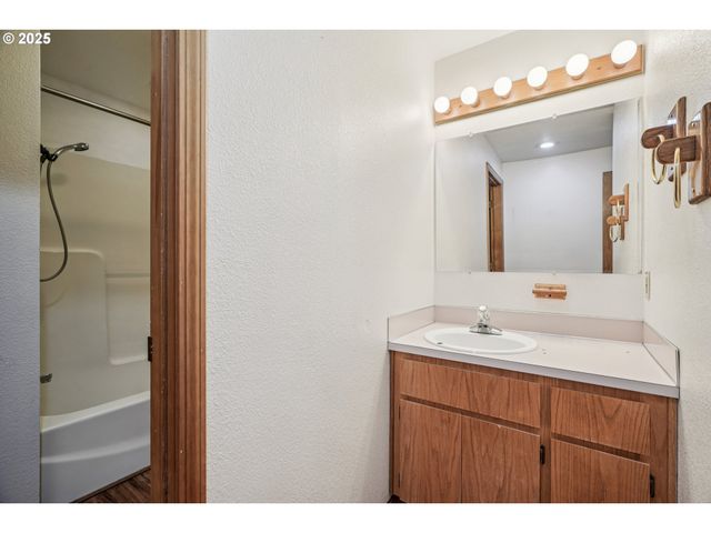 2067 Sw OLEANDER St, Mc Minnville, OR 97128