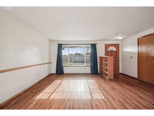 2067 Sw OLEANDER St, Mc Minnville, OR 97128