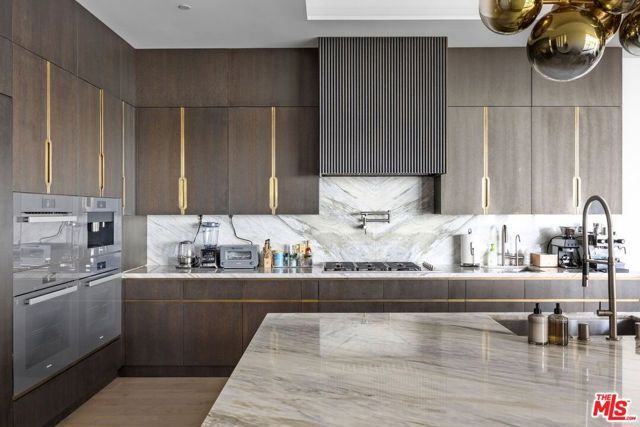 1218 Roberto Lane, Los Angeles, CA 90077