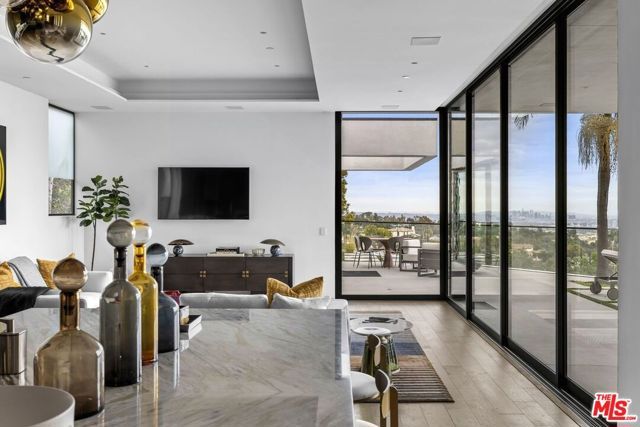 1218 Roberto Lane, Los Angeles, CA 90077