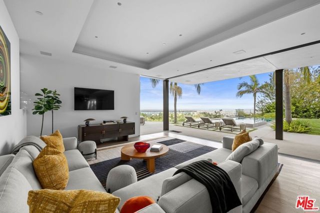 1218 Roberto Lane, Los Angeles, CA 90077