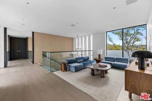 1218 Roberto Lane, Los Angeles, CA 90077