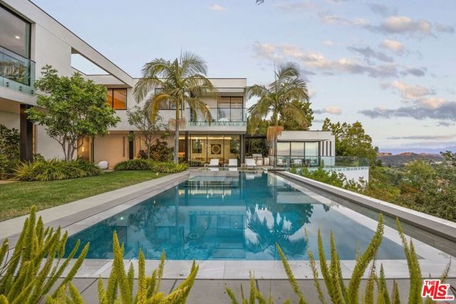 1218 Roberto Lane, Los Angeles, CA 90077