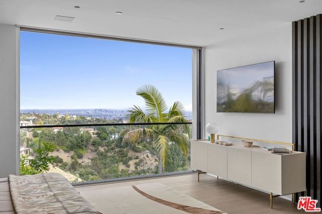 1218 Roberto Lane, Los Angeles, CA 90077