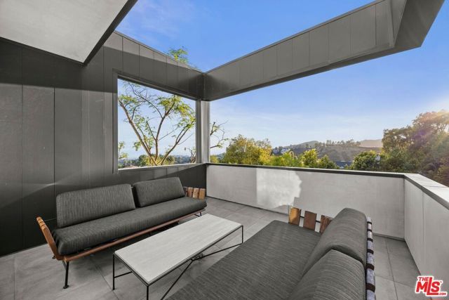 1218 Roberto Lane, Los Angeles, CA 90077