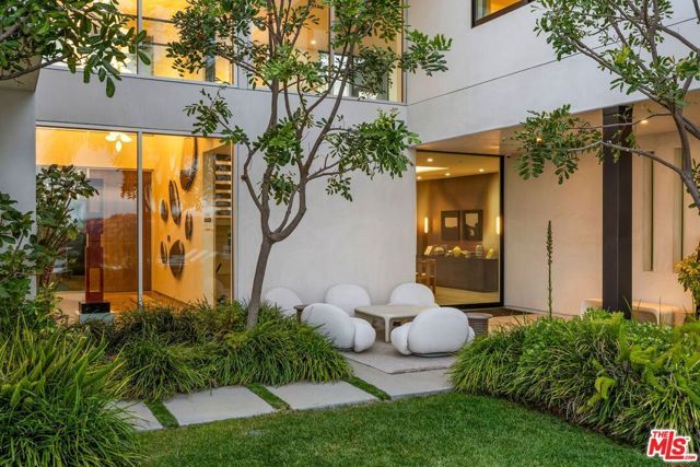 1218 Roberto Lane, Los Angeles, CA 90077